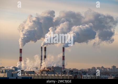 Rauch aus der Werksleitung des Heizwerks im Winter. Heizöl- oder Erdgaskraftwerk Stockfoto