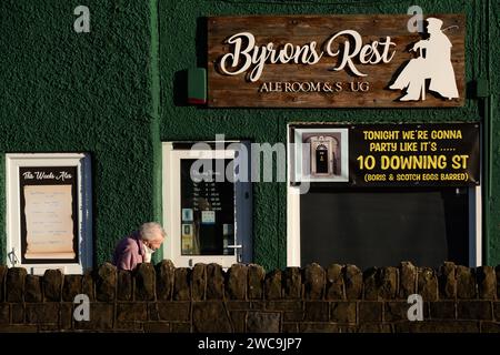 21. Januar 2022: Markttag in Hucknall, Nottinghamshire. Die Stadt ist Teil des Wahlkreises Sherwood, einem marginalen Sitz der Konservativen. An der Wand eines Pubs, benannt nach dem berühmten Dichter Lord Byron, der in Hucknall begraben ist, steht auf dem Schild ÒTonight weÕre Going to Party like itÕs 10 Downing Street (Boris and Scotch Eggs Barred) Ó, das auf die Partys verweist, die während der Lockdown in der Residenz Prime MinisterÕs stattfanden. Stockfoto