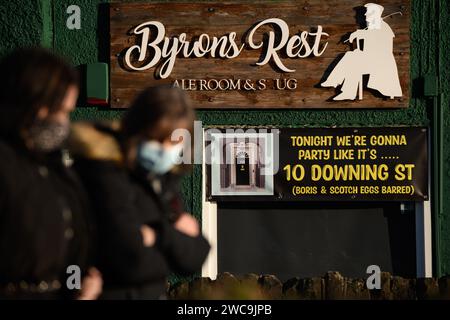 21. Januar 2022: Markttag in Hucknall, Nottinghamshire. Die Stadt ist Teil des Wahlkreises Sherwood, einem marginalen Sitz der Konservativen. An der Wand eines Pubs, benannt nach dem berühmten Dichter Lord Byron, der in Hucknall begraben ist, steht auf dem Schild ÒTonight weÕre Going to Party like itÕs 10 Downing Street (Boris and Scotch Eggs Barred) Ó, das auf die Partys verweist, die während der Lockdown in der Residenz Prime MinisterÕs stattfanden. Stockfoto