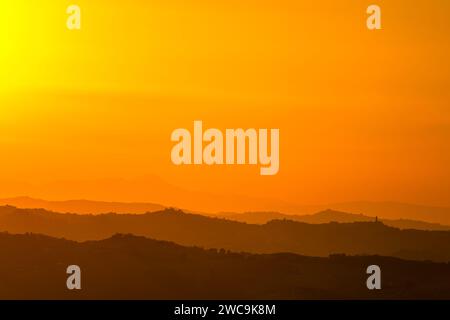 Landschaften in Italien bei Sonnenuntergang, Marche von Ripatransone Stockfoto