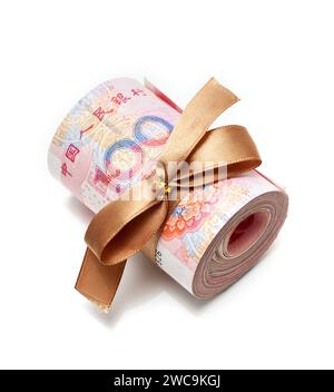 Rolle Chinesischer Yuan-Banknoten, Gebunden Mit Goldband, Isoliert Auf Weiß Stockfoto