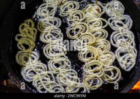 indisches traditionelles süßes Jalebi-Frittieren in heißem raffiniertem Öl Stockfoto