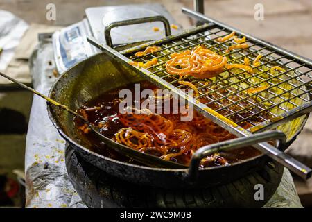 indische traditionelle süße Jalebi in Zuckersirup aus flachem Winkel Stockfoto