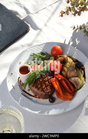 Gegrilltes Steakfilet mit Gemüse, Sauce und Kräutern, Rindersteak Stockfoto
