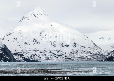 Eisdecken über dem Portage Lake, vom Begich Boggs Visitor Center mit Bard Peak in der Ferne Stockfoto