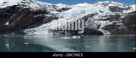 Der Tidewater-Gletscher spiegelt sich in den ruhigen Gewässern des College Fjord, Alaska, USA Stockfoto