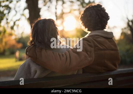Glückliches, liebevolles Paar, das ihre Zeit im Park genießt. Stockfoto