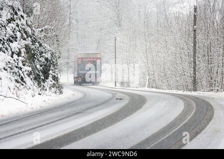 Winter im Siegerland. Winterliche Strassenverhaeltnisse Straßenverhältnisse. Ein Lastwagen faehrt fährt ueber die verschneite L907 bei Siegen-Gosenbach. Winter im Siegerland am 15.01.2024 in Siegen/Deutschland. *** Winter in Siegerland Winter Straßenverhältnisse Straßenverhältnisse Ein Lkw fährt über die schneebedeckte L907 bei Siegen Gosenbach Winter in Siegerland am 15. 01 2024 in Siegen Deutschland Stockfoto