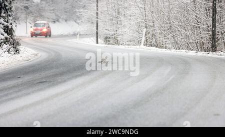 Winter im Siegerland. Winterliche Strassenverhaeltnisse Straßenverhältnisse. Ein Auto faehrt fährt ueber die verschneite L907 bei Siegen-Gosenbach. Winter im Siegerland am 15.01.2024 in Siegen/Deutschland. *** Winter in Siegerland Winter Straßenbedingungen Straßenverhältnisse Ein Auto fährt über die verschneite L907 bei Siegen Gosenbach Winter in Siegerland am 15 01 2024 in Siegen Deutschland Stockfoto