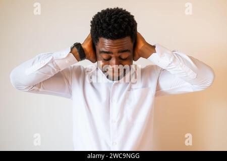 Porträt der jungen Geschäftsmann, ist müde und überarbeitet. Stockfoto