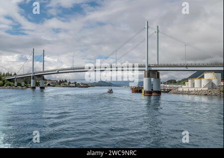 Die John O'Connell Bridge-Kabelbrücke über den Sitka Channel in Sitka, Alaska Stockfoto