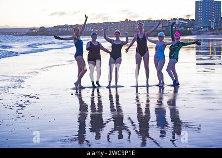 Portobello, Edinburgh, Schottland, Großbritannien. 15. Januar 2023. Anna Neubert Wood und die Wanderwomen treffen sich, um am Blue Monday mit einer Gefriertemperatur von 0 Grad und einer windchill von minus 6 ihre Stimmung zu halten. Blue Monday ist der Name eines Tages im Januar (typischerweise der dritte Montag des Monats), der von einem britischen Reiseunternehmen Sky Travel als der deprimierendste Tag des Jahres bezeichnet wird. Ursprünglich in einer Pressemitteilung des Unternehmens aus dem Jahr 2005 veröffentlicht, das behauptete, das Datum anhand einer „Gleichung“ berechnet zu haben. Quelle: Archwhite/Alamy Live News. Stockfoto