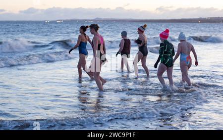 Portobello, Edinburgh, Schottland, Großbritannien. 15. Januar 2023. Anna Neubert Wood und die Wanderwomen treffen sich, um am Blue Monday mit einer Gefriertemperatur von 0 Grad und einer windchill von minus 6 ihre Stimmung zu halten. Blue Monday ist der Name eines Tages im Januar (typischerweise der dritte Montag des Monats), der von einem britischen Reiseunternehmen Sky Travel als der deprimierendste Tag des Jahres bezeichnet wird. Ursprünglich in einer Pressemitteilung des Unternehmens aus dem Jahr 2005 veröffentlicht, das behauptete, das Datum anhand einer „Gleichung“ berechnet zu haben. Quelle: Archwhite/Alamy Live News. Stockfoto