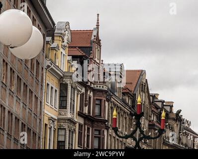 Eine urbane Straßenszene in Leipzig mit historischen Gebäuden. Deutschland Stockfoto