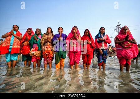 Sagar Island, Indien. Januar 2024. Hindufrauen, die während des Makar Sankranti-Übergangs zu Lord Sun beteten, wie in Gangasagar. Gangasagar ist einer der religiösen Orte für die Hindu-Pilger in der Bucht von Bengalen, wo jedes Jahr Millionen von Gläubigen während Makar Sankranti (Übergang der Sonne) ein Heiliges Bad nehmen, wie im Hindu-Kalender festgelegt, und Gebete für den Kapil Muni Tempel abgeben. Der Termin für dieses Festival liegt in der Regel zwischen dem 13. Und 15. Januar eines Jahres. (Foto: Avishek das/SOPA Images/SIPA USA) Credit: SIPA USA/Alamy Live News Stockfoto