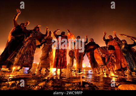 Sagar Island, Indien. Januar 2024. Hindufrauen wurden am Strand von Gangasagar während der Abendzeit nach traditionellem Ritual gebetet. Gangasagar ist einer der religiösen Orte für die Hindu-Pilger in der Bucht von Bengalen, wo jedes Jahr Millionen von Gläubigen während Makar Sankranti (Übergang der Sonne) ein Heiliges Bad nehmen, wie im Hindu-Kalender festgelegt, und Gebete für den Kapil Muni Tempel abgeben. Der Termin für dieses Festival liegt in der Regel zwischen dem 13. Und 15. Januar eines Jahres. (Foto: Avishek das/SOPA Images/SIPA USA) Credit: SIPA USA/Alamy Live News Stockfoto