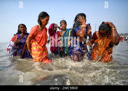 Sagar Island, Indien. Januar 2024. Pilgerinnen aus Hindu nehmen während des Makar Sankranti-Übergangs ein Heiliges Bad in Gangasagar. Gangasagar ist einer der religiösen Orte für die Hindu-Pilger in der Bucht von Bengalen, wo jedes Jahr Millionen von Gläubigen während Makar Sankranti (Übergang der Sonne) ein Heiliges Bad nehmen, wie im Hindu-Kalender festgelegt, und Gebete für den Kapil Muni Tempel abgeben. Der Termin für dieses Festival liegt in der Regel zwischen dem 13. Und 15. Januar eines Jahres. (Foto: Avishek das/SOPA Images/SIPA USA) Credit: SIPA USA/Alamy Live News Stockfoto