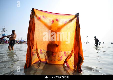 Sagar Island, Indien. Januar 2024. Eine Hindu-Frau trocknet ihre Kleider, nachdem sie während des Gangasagar Festivals ein Heiliges Bad genommen hat. Gangasagar ist einer der religiösen Orte für die Hindu-Pilger in der Bucht von Bengalen, wo jedes Jahr Millionen von Gläubigen während Makar Sankranti (Übergang der Sonne) ein Heiliges Bad nehmen, wie im Hindu-Kalender festgelegt, und Gebete für den Kapil Muni Tempel abgeben. Der Termin für dieses Festival liegt in der Regel zwischen dem 13. Und 15. Januar eines Jahres. (Foto: Avishek das/SOPA Images/SIPA USA) Credit: SIPA USA/Alamy Live News Stockfoto