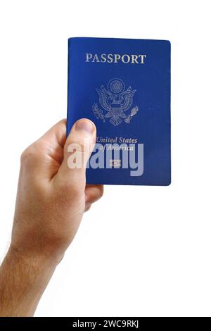 Nahaufnahme einer Hand eines Mannes, der einen amerikanischen Pass vor weißem Hintergrund hält. Stockfoto