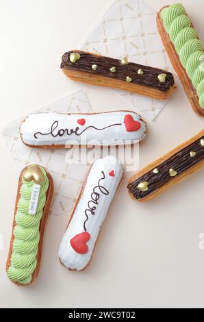 Eclairs Selection, Set mit Süßigkeiten zum Valentinstag Stockfoto