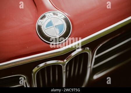 Como, Italien - 22. Mai 2022: Illustrative redaktionelle Abbildung des vorderen Stoßfängers und Emblems eines BMW-Oldtimers. Stockfoto