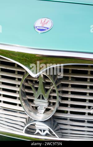Como, Italien - 22. Mai 2022: Illustratives redaktionelles Bild des vorderen Stoßfängers und des Emblems eines Oldtimer Maserati. Stockfoto