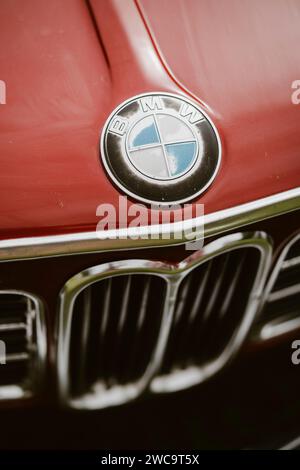 Como, Italien - 22. Mai 2022: Illustrative redaktionelle Abbildung des vorderen Stoßfängers und Emblems eines BMW-Oldtimers. Stockfoto