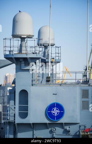 Constanta, Rumänien - 21. Juni 2022: Farbbild des NATO-Logos auf einem Schlachtschiff im Hafen von Constanta, Rumänien. Stockfoto