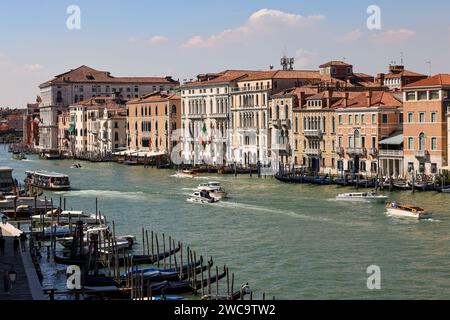 Venedig, Italien - 5. September 2022: Blick von Punta della Dogana auf die Paläste und wunderschönen Häuser entlang des Canale Grande im Viertel San Marco Stockfoto