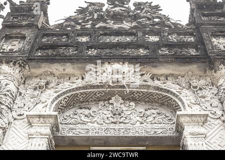 Hue City, Vietnam, 19. März 2015: Aufwändig geschnitzte Steindrachen-Skulptur ziert die Wand am historischen Khai Dinh-Grab Stockfoto