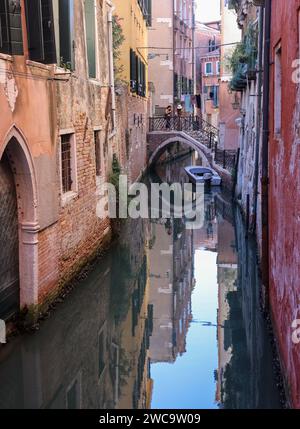 Venedig, Italien - 5. September 2022: Romantische, enge Kanäle, die von Brücken im San Marco Viertel von Venedig überquert werden Stockfoto