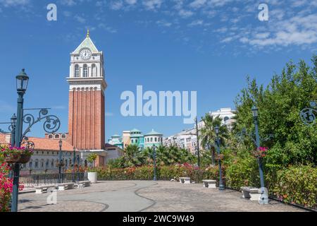 Ein Uhrenturm in der verlassenen Sunset Town auf Phu Quoc Island, Vietnam. Stockfoto