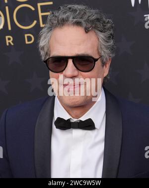 Los Angeles, USA. Dezember 2022. Mark Ruffalo kommt bei den 29. Jährlichen Critics Choice Awards, die am Sonntag, den 14. Januar 2024, im Barker Hangar in Santa Monica, KALIFORNIEN, stattfinden. (Foto: Sthanlee B. Mirador/SIPA USA) Credit: SIPA USA/Alamy Live News Stockfoto