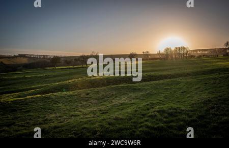 Spuren von Häusern im verlassenen mittelalterlichen Dorf Wharram Percy in North Yorkshire, Großbritannien Stockfoto