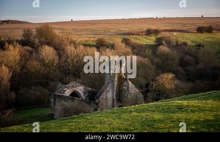 Ruine der Pfarrkirche St. Martin im verlassenen mittelalterlichen Dorf Wharram Percy, North Yorkshire, Großbritannien Stockfoto