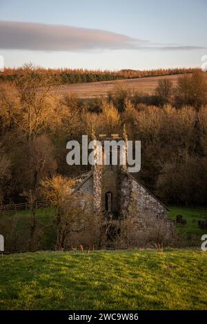 Ruine der Pfarrkirche St. Martin im verlassenen mittelalterlichen Dorf Wharram Percy, North Yorkshire, Großbritannien Stockfoto