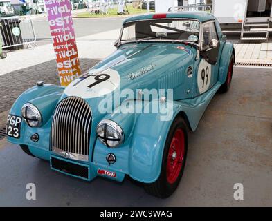 Dreiviertel-Vorderansicht von „Choc ICES“, A Blue, 1954, Morgan Plus 4 Lawrence Tune Supersports auf dem Silverstone Festival 2023 Stockfoto