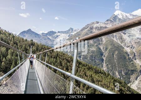 Wanderer auf der Charles Kuonen Hängebrücke, Wallis, Schweiz Stockfoto