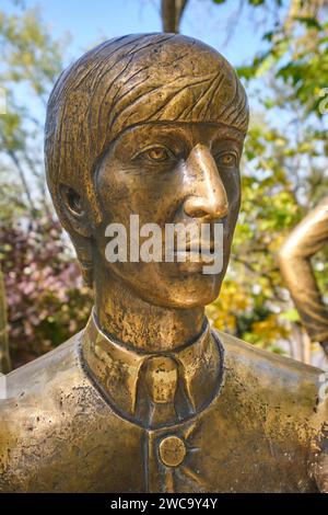 Eine lebensgroße Bronzeskulptur von John Lennon, Teil der Band The Beatles. Auf dem Gipfel des touristischen Vergnügungsparks von Kok Tobe in Almaty, Kaz Stockfoto