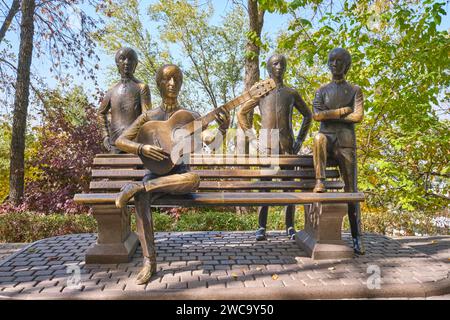 Eine lebensgroße Bronzeskulptur der Band The Beatles. Auf dem Gipfel des touristischen Vergnügungsparks von Kok Tobe in Almaty, Kasachstan. Stockfoto