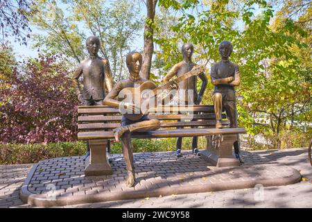 Eine lebensgroße Bronzeskulptur der Band The Beatles. Auf dem Gipfel des touristischen Vergnügungsparks von Kok Tobe in Almaty, Kasachstan. Stockfoto