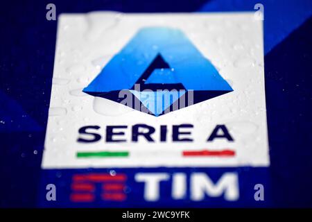 Das Logo der Serie A und der Serie A, der Hauptsponsor Tim, Telecom Italia Mobile, ist auf einer nassen Werbetafel zu sehen, während des Fußballspiels der Serie A zwischen ACF Fiorentina und Udinese Calcio im Stadio Artemio Franchi in Florenz, Italien, am 14. Januar 2023. Stockfoto