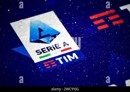 Das Logo der Serie A und der Serie A, der Hauptsponsor Tim, Telecom Italia Mobile, ist auf einer nassen Werbetafel zu sehen, während des Fußballspiels der Serie A zwischen ACF Fiorentina und Udinese Calcio im Stadio Artemio Franchi in Florenz, Italien, am 14. Januar 2023. Stockfoto