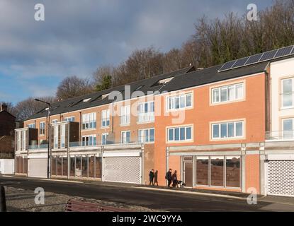 Ein Paar spaziert vorbei an neuen Apartments am Wasser in der Bell Street, North Shields Fish Quay, Nordosten Englands, Großbritannien Stockfoto