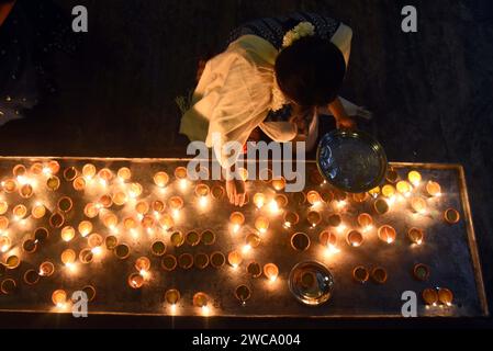 Colombo, Sri Lanka. Januar 2024. Während des Thai Pongal Festivals in Colombo, Sri Lanka, am 15. Januar 2024, wird ein Anhänger mit einer Öllampe angezündet. Thai Pongal ist ein tamilisches Thanksgiving-Festival zur Feier einer erfolgreichen Ernte. Quelle: Ajith Perera/Xinhua/Alamy Live News Stockfoto