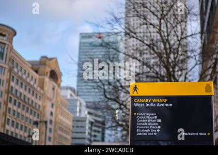 Fußgängerschild West India Avenue mit HSBC Tower, 5 North Colonnade und 1 Canada Square Tower im Hintergrund, Canary Wharf, London Stockfoto