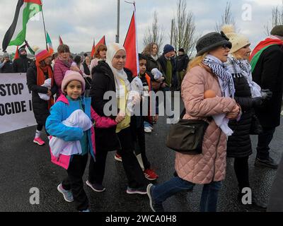 Tausende von Demonstranten nehmen am Samstag, den 13. Januar 2024, an einer Demonstration in Derry, Nordirland Teil, die zu einem Waffenstillstand in Gaza aufruft. Viele der Teilnehmer trugen Puppen, die in Kissenbezüge gehüllt waren, um die Tausenden palästinensischer Kinder zu symbolisieren, die vor kurzem ihr Leben verloren haben. Foto: George Sweeney/Alamy Stockfoto