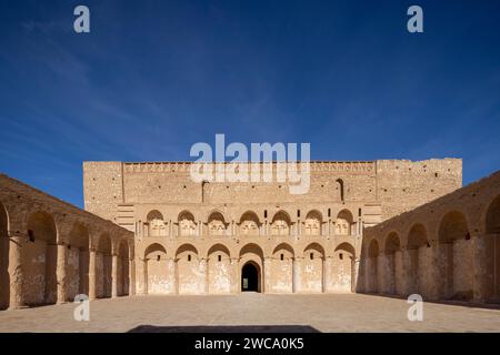 Blick auf den Haupthof der Rezeption, die Festung von al-Ukhaidir oder den Palast der Abbasiden in Ukhaider, Irak Stockfoto