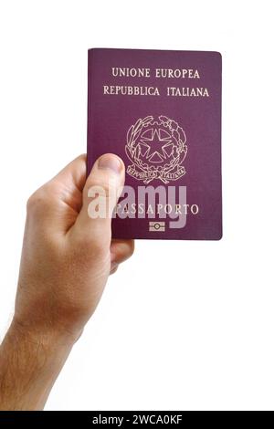 Nahaufnahme einer Hand eines Mannes, der einen italienischen Pass vor weißem Hintergrund hält. Stockfoto