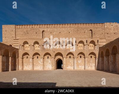 Blick auf den Haupthof der Rezeption, die Festung von al-Ukhaidir oder den Palast der Abbasiden in Ukhaider, Irak Stockfoto